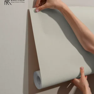نصب کاغذ دیواری سفید و کرم روشن مدرن روی دیوار