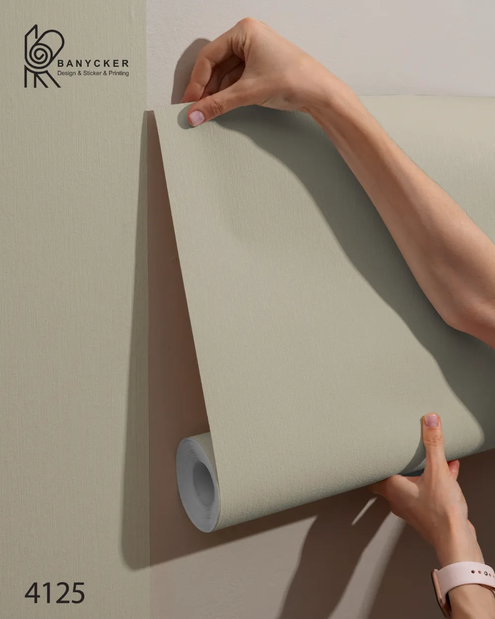 نصب کاغذ دیواری کرم روشن ساده و مدرن روی دیوار