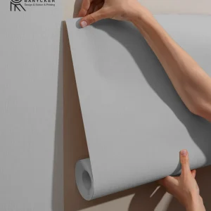 نصب کاغذ دیواری کرم روشن ساده و مدرن روی دیوار
