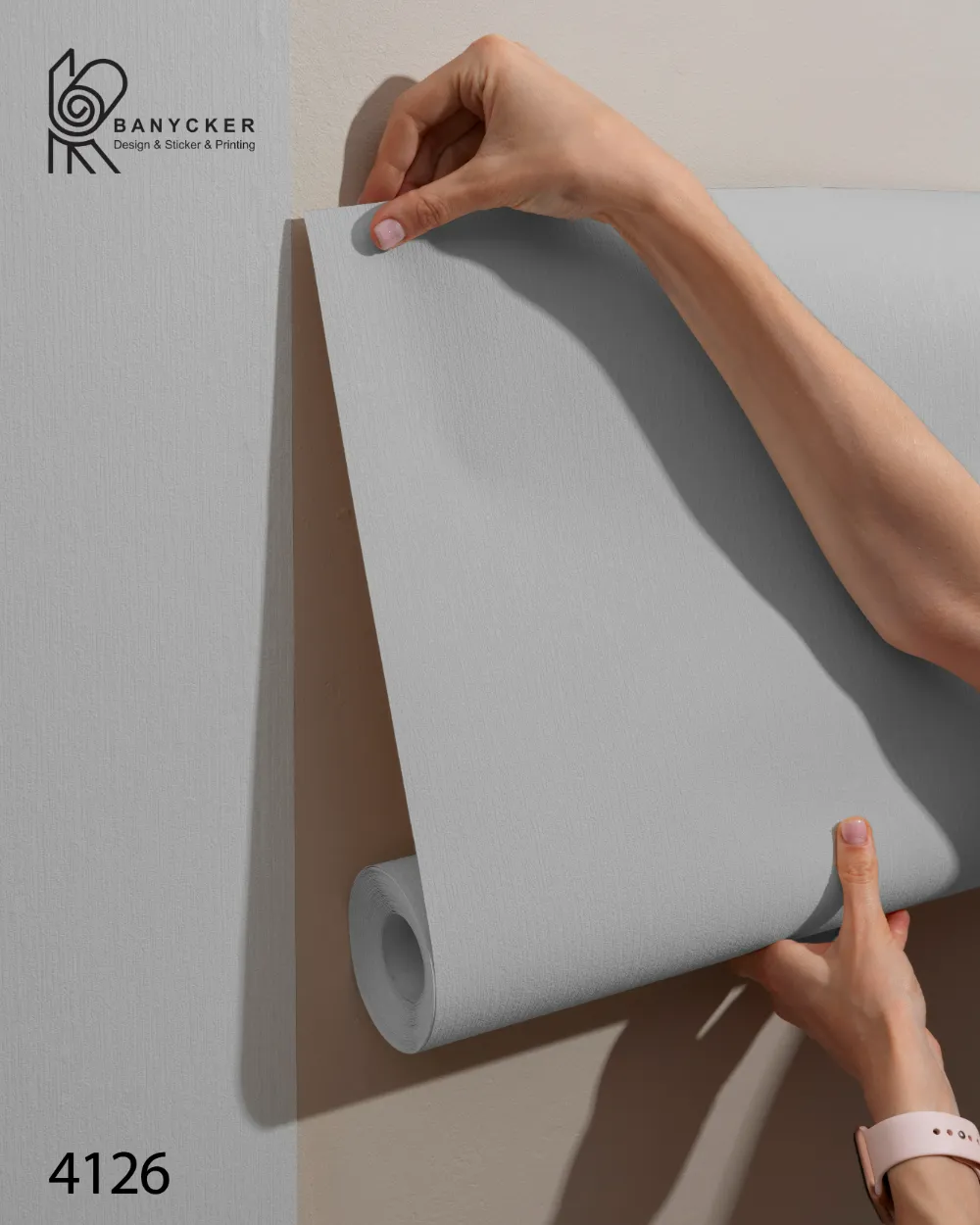 نصب کاغذ دیواری کرم روشن ساده و مدرن روی دیوار